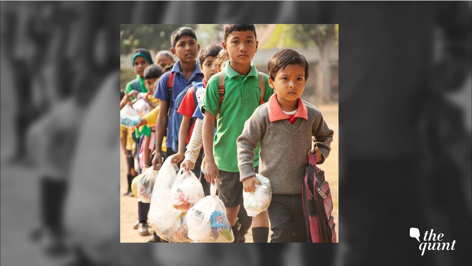 असम के अक्षर स्कूल में छात्रों को हर हफ्ते प्लास्टिक कचरा फीस के तौर पर जमा करना होता है.&nbsp;