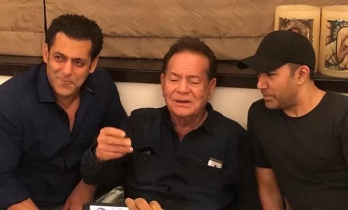 Suhani Raat Dhal Chuki Song: सलमान खान अपने पिता सलीम खान और सिंगर कमाल खान के साथ 