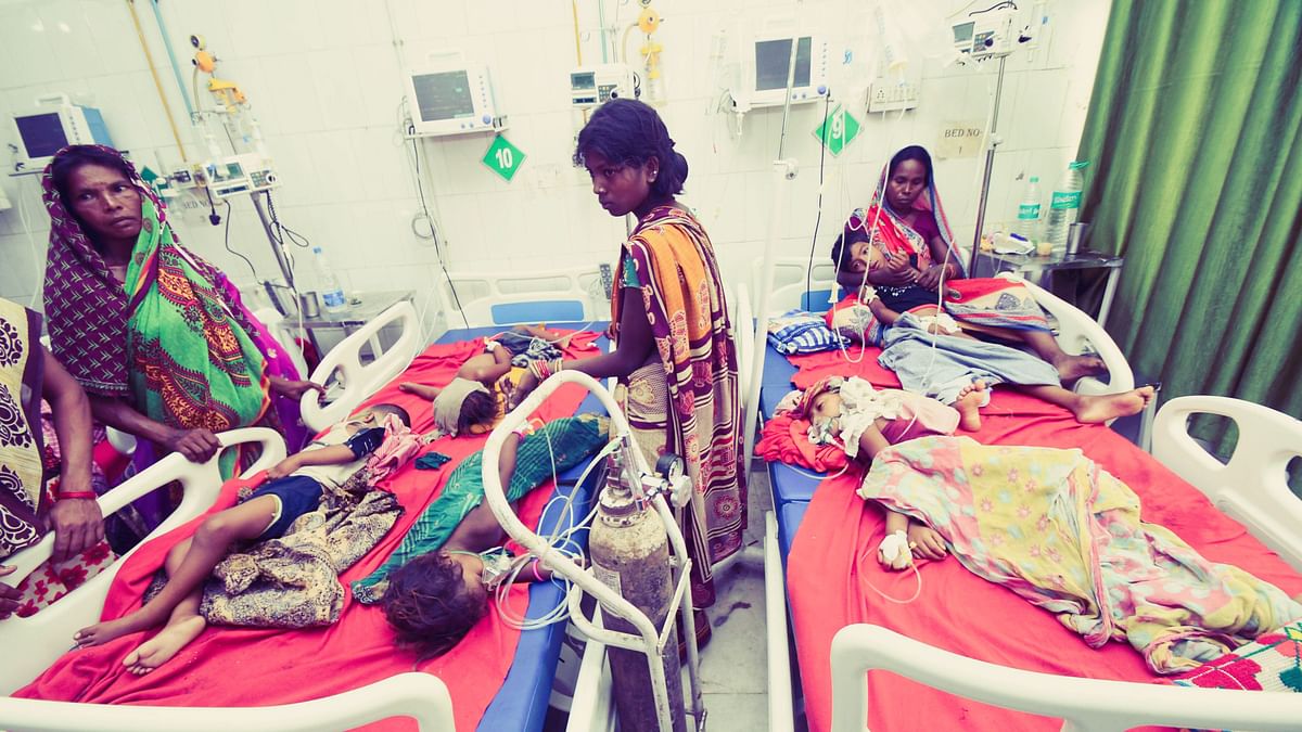 UP में बुखार का कहर, मथुरा में CMO से गिड़गिड़ाने लगे मुखिया- बच्चों को बचा लो