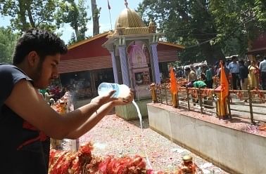 कश्मीरी पंडितों ने खीर भवानी मंदिर में की शांति की प्रार्थना