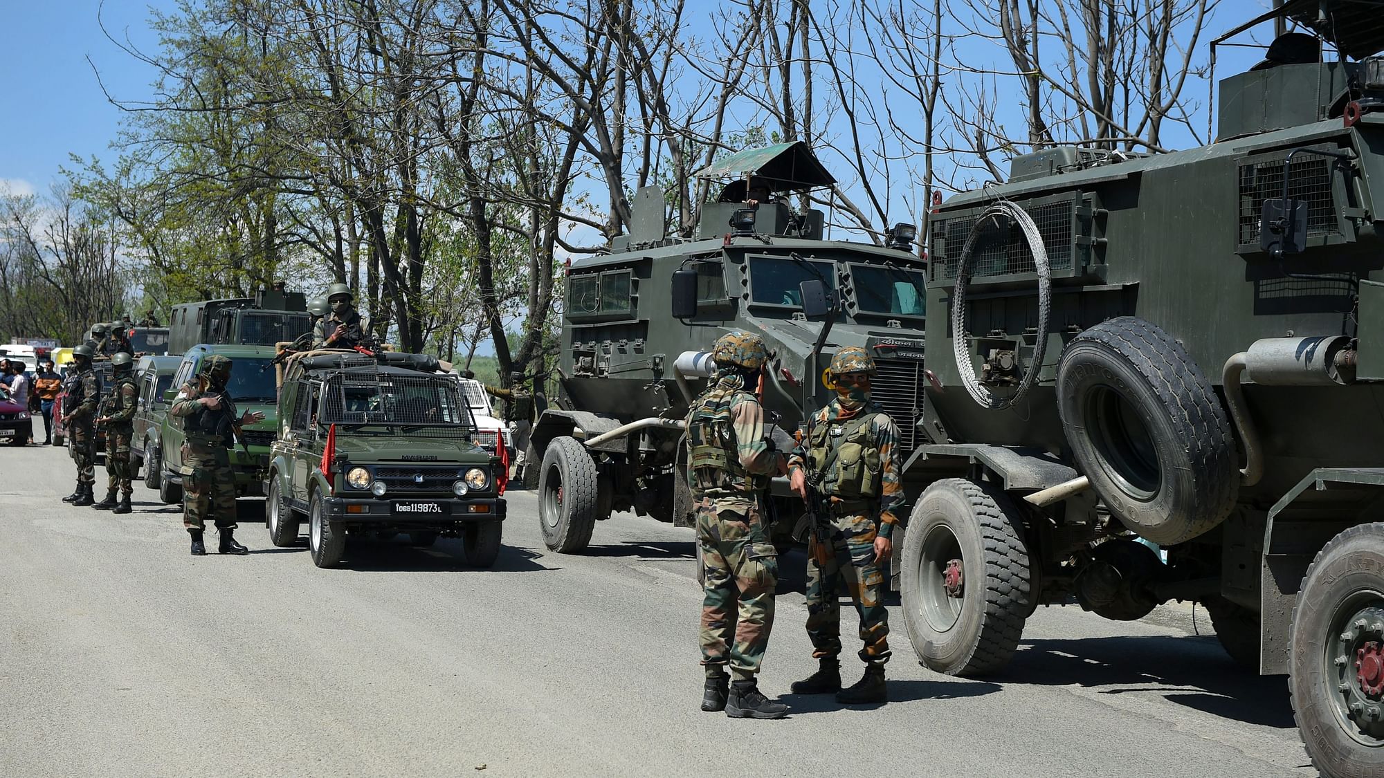 जम्मू-कश्मीर में सुरक्षाबलों ने एक आतंकी मार गिराया