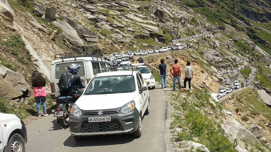 पहाड़ों पर सैलानियों की संख्या बढ़ने से लगा ट्रैफिक जाम, स्थानीयों के साथ-साथ टूरिस्ट भी परेशान