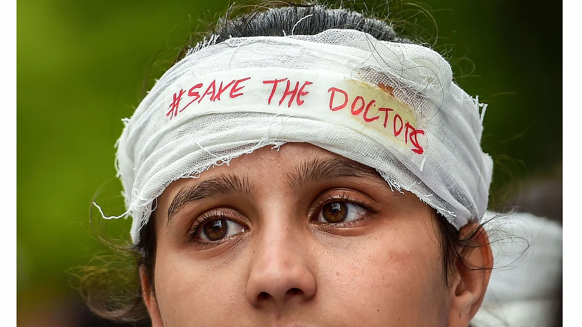 जब दर्द से कराहती मरीज को देख हड़ताली डॉक्टरों का दिल पसीज गया