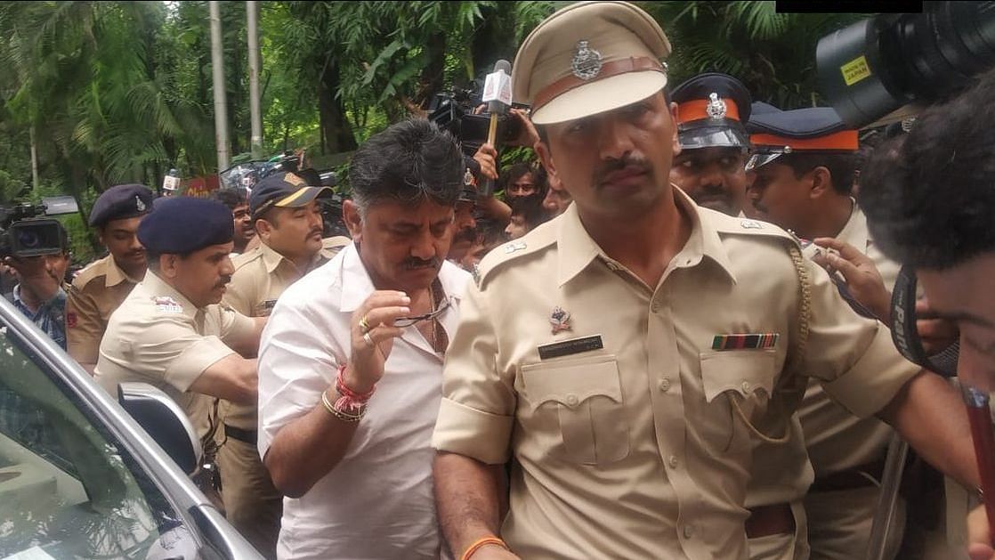 कर्नाटक के मंत्री डीके शिवकुमार को पुलिस ने रोका