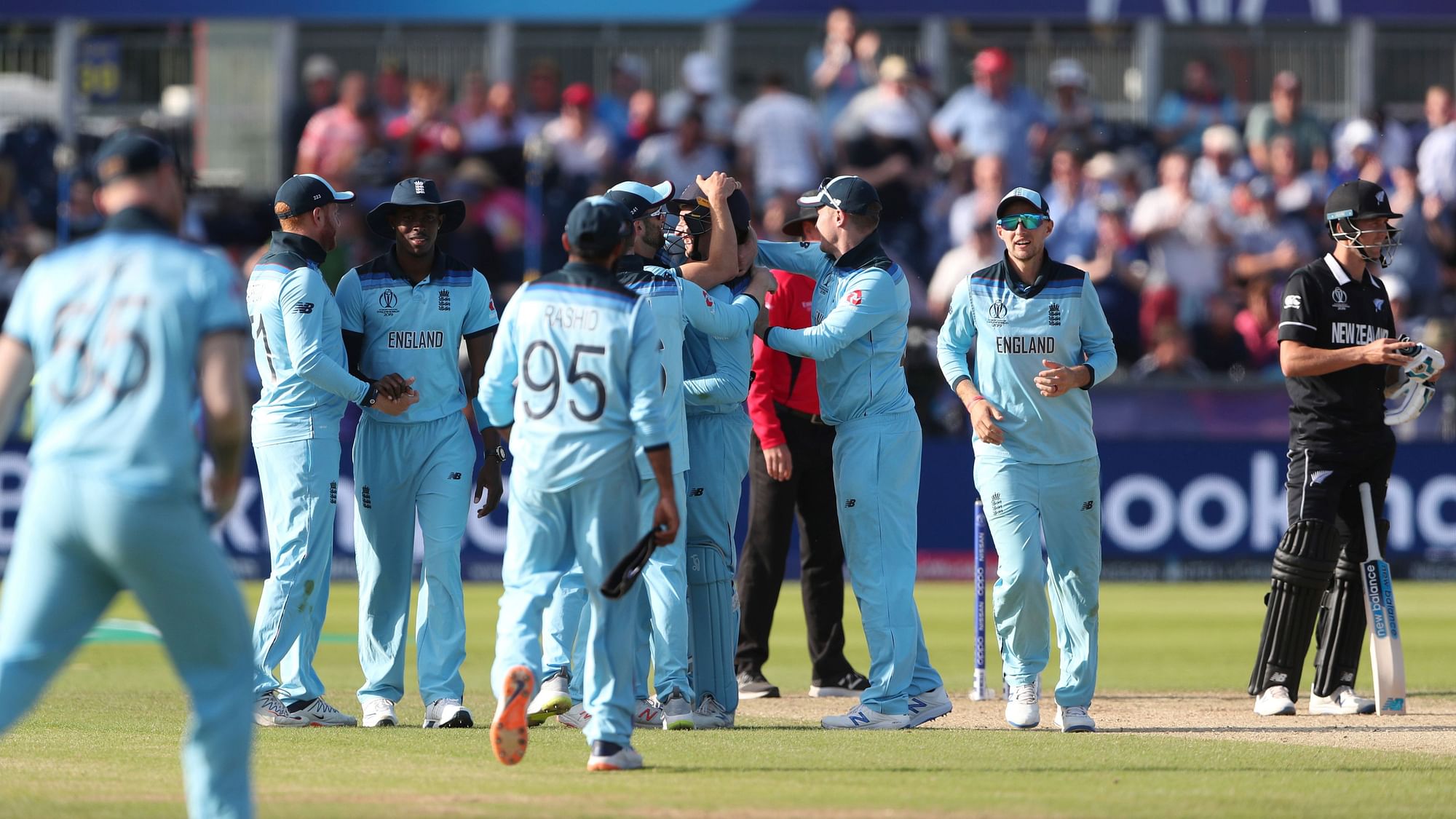 इंग्लैंड ने न्यूजीलैंड को 119 रनों से हराकर सेमीफाइनल में जगह पक्की कर ली है. 