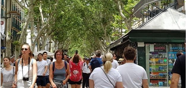 ला राम्बला स्ट्रीट की चहल-पहल