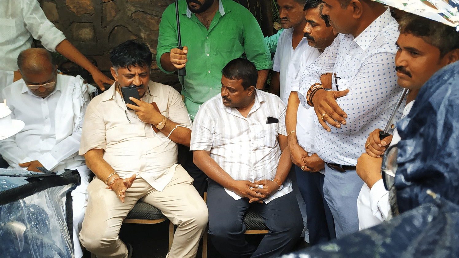 मुंबई में होटल के बाहर बैठे कांग्रेस नेता डीके शिवकुमार
