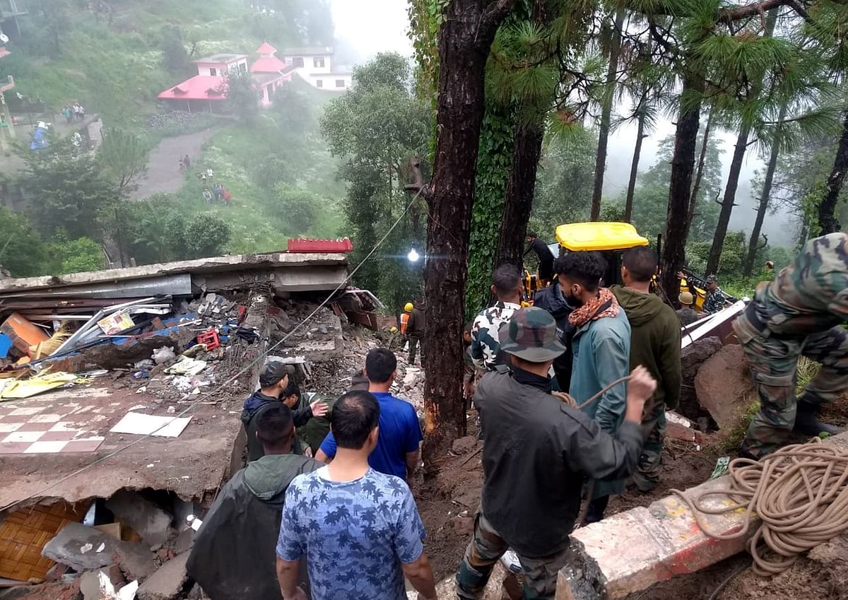 हिमाचल प्रदेश के सोलन में भारी बारिश से एक बिल्डिंग ढह गई है. बिल्डिंग के नीचे कई लोगों के दबे होने की आशंका है