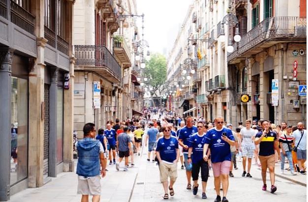 बार्सिलोना को आप शायद फुटबॉल क्लब के लिए याद करते होंगे, इस ट्रैवलॉग में शहर को और करीब से जानिए