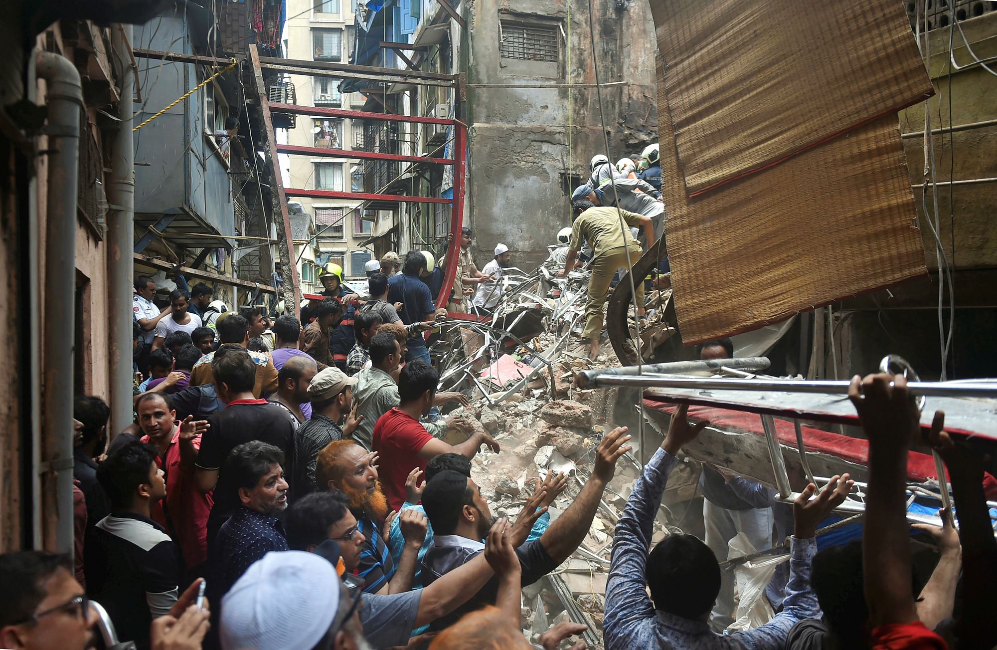 एक रिपोर्ट के मुताबिक मुंबई में हर साल इमारत गिरने के 25 हादसे होते हैं