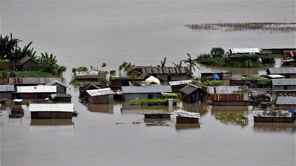 असम में बाढ़ के कारण 30 जिले बुरी तरह प्रभावित हुए हैं