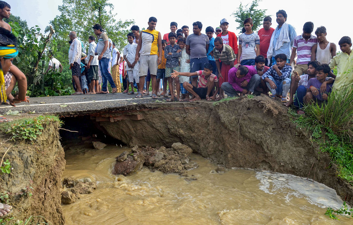 बिहार के उत्तरी हिस्सों के लगभग सभी जिलों में शहर से गांव तक बाढ़ का पानी कहर ढा रहा है. 