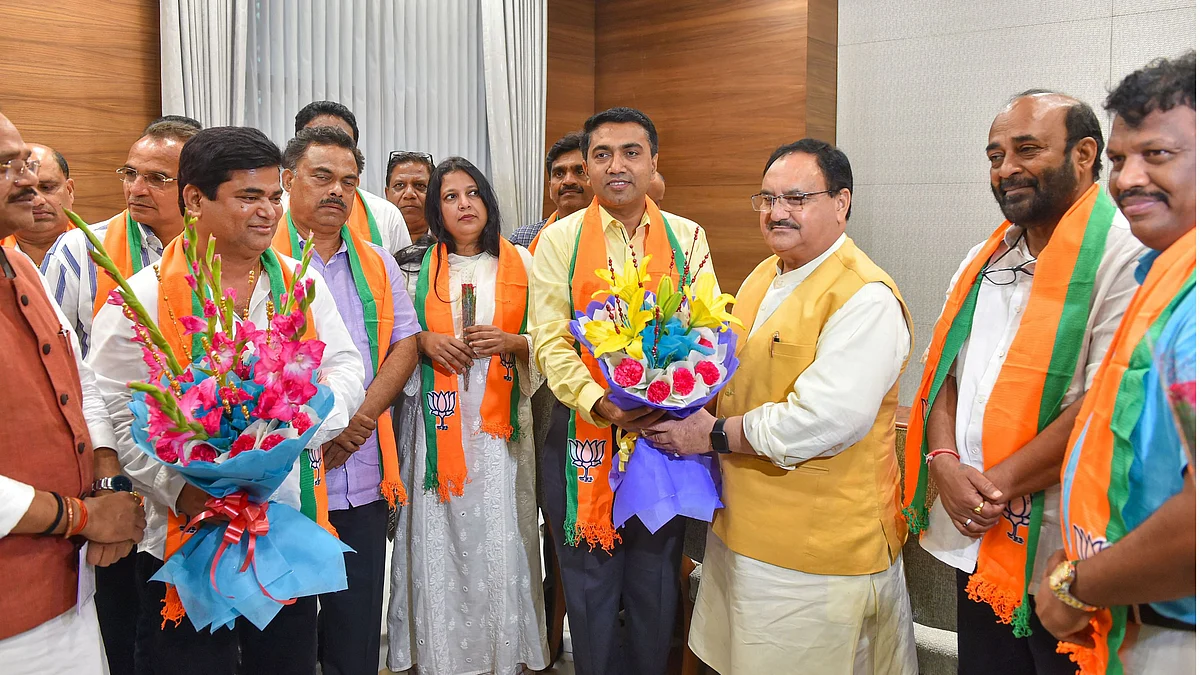 बीजेपी के कार्यकारी अध्यक्ष जेपी नड्डा के साथ गोवा के सीएम प्रमोद सावंत और कांग्रेस के बागी विधायक