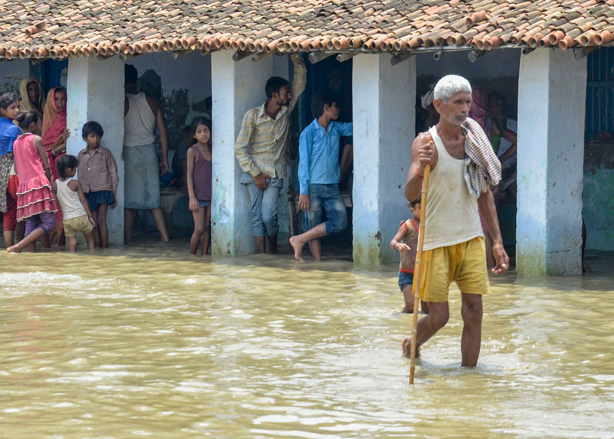 बिहार के उत्तरी हिस्सों के लगभग सभी जिलों में शहर से गांव तक बाढ़ का पानी कहर ढा रहा है. 