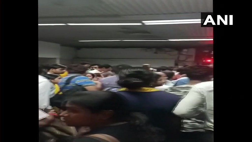कोलकाता:मेट्रो के दरवाजे में हाथ फंसने से घिसटता चला गया शख्स, मौत