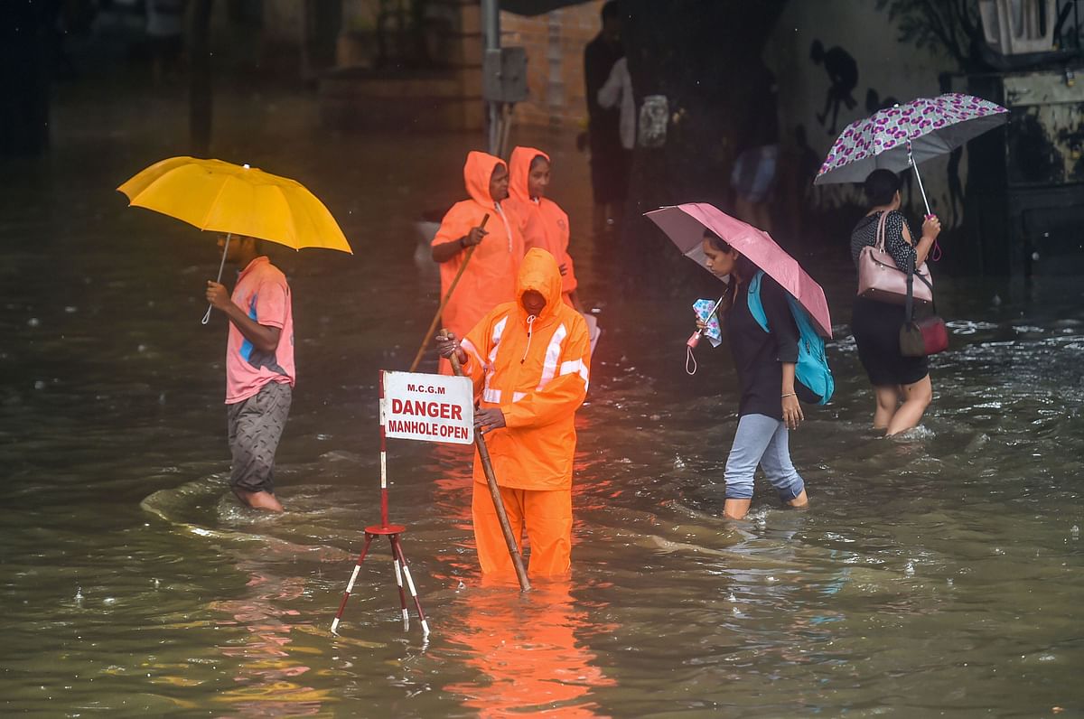 भारी बारिश ने थामी भागती-दौड़ती मुंबई की रफ्तार
