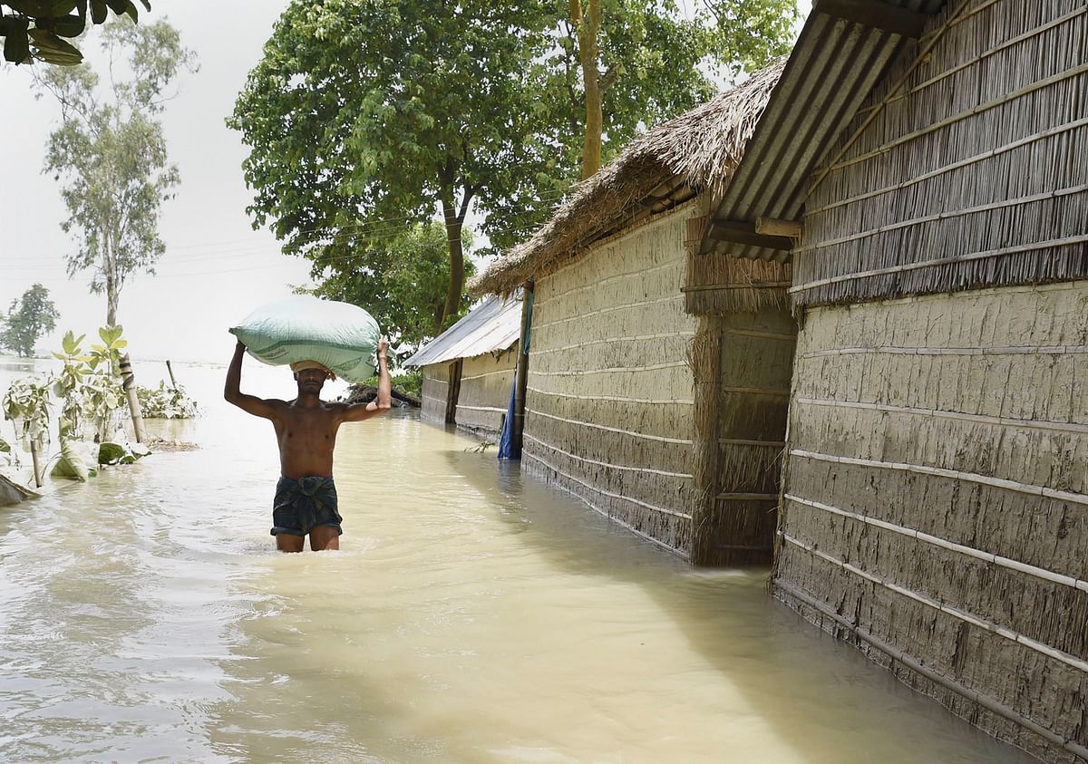 असम और बिहार में बाढ़ की वजह से बड़े पैमाने पर नुकसान हुआ है