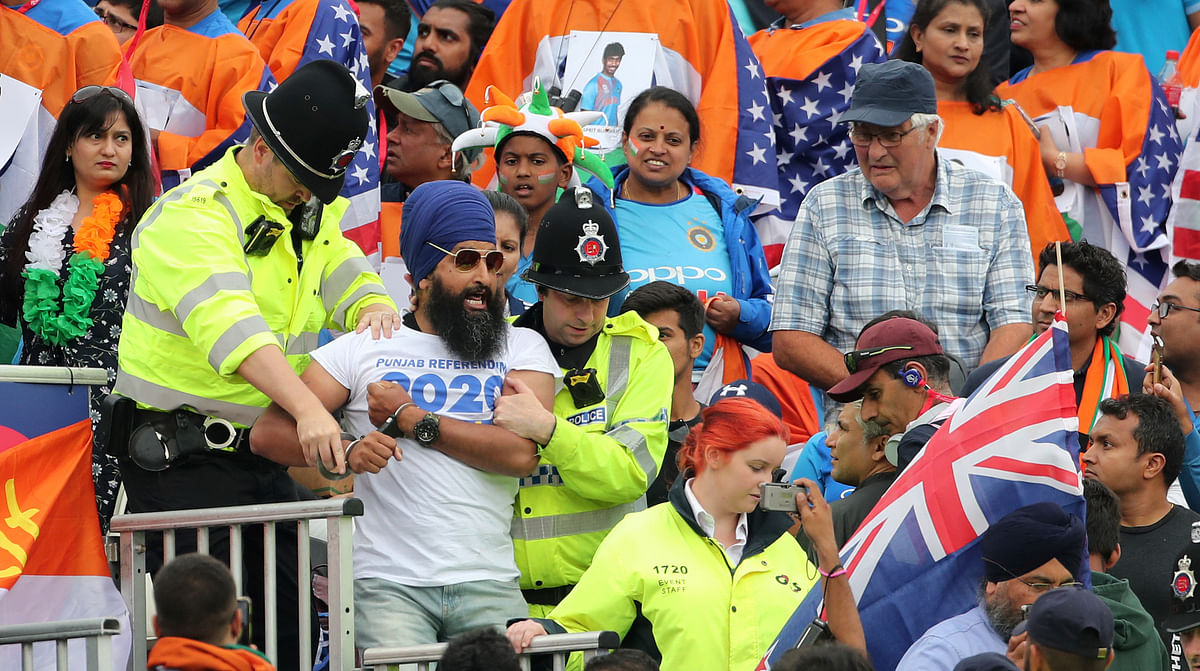 भारत-न्यूजीलैंड वर्ल्डकप मैच के दौरान फिर एक खालिस्तान समर्थक स्टेडियम में देखा गया. 