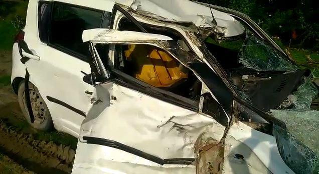 रायबरेली में रविवार को एक ट्रक ने उन्नाव रेप मामले की पीड़िता की कार में जोरदार टक्कर मार दी.