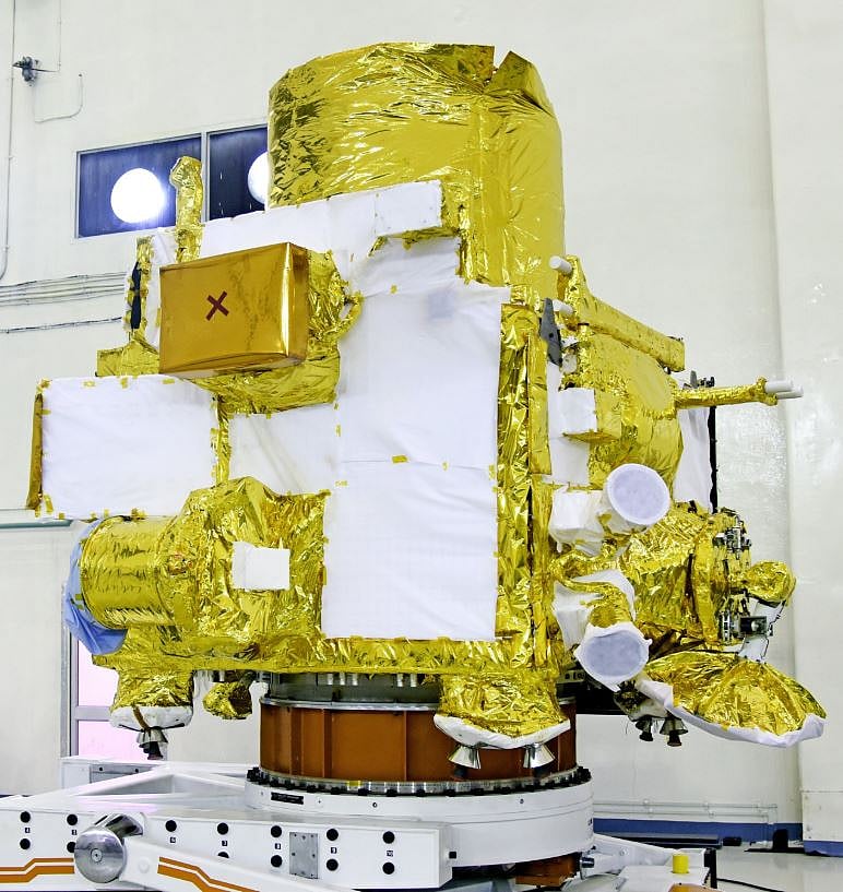 चंद्रयान -2 ऑर्बिटर की एक झलक. इसमें चांद की सतह की मैपिंग और वातावरण के अध्ययन के लिए 8 वैज्ञानिक पेलोड लगे हैं.