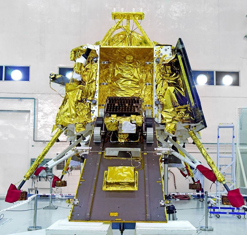 विक्रम लैंडर के रैंप पर प्रज्ञान रोवर.&nbsp;