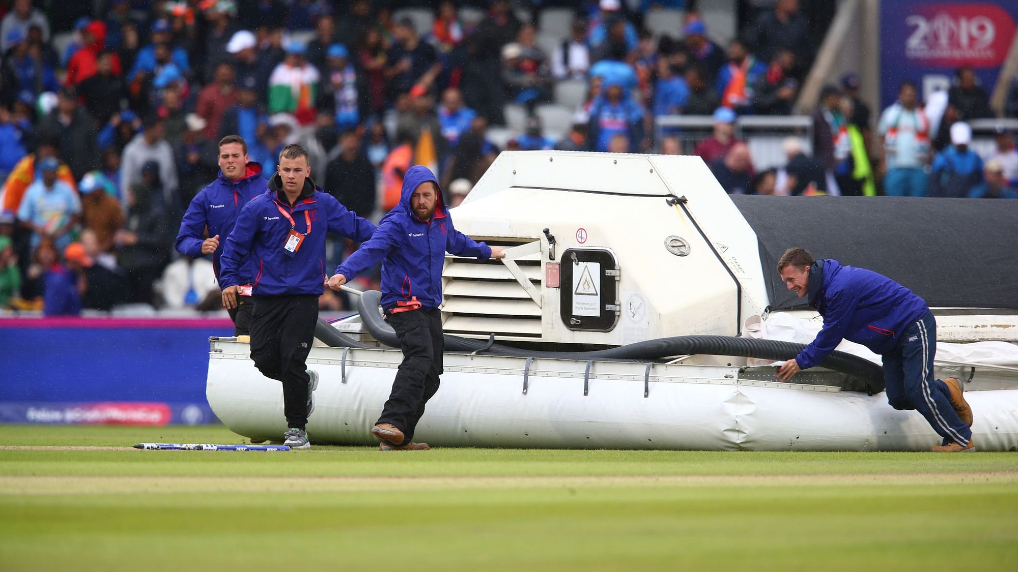 न्यूजीलैंड की पारी के 47वें ओवर में बारिश के कारण मैच रोकना पड़ा