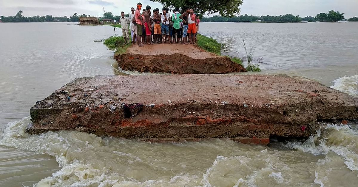 बाढ़ से बिहार बेहाल है. राज्य के साथ नेपाल में हो रही बारिश के कारण बाढ़ का पानी नए इलाकों में बढ़ने लगा है. 