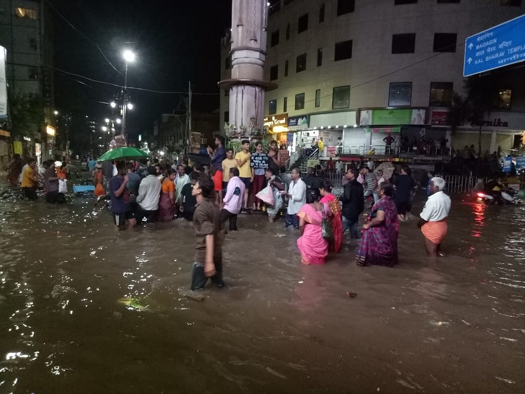 गंगा का पानी बढ़ने से ज्यादातर घाट डूब गये हैं. शहर में जगह-जगह जल भराव से सड़कों पर चलना दूभर हो गया है.