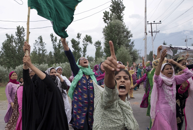 आर्टिकल 370 हटाए जाने के फैसले के बाद विदेशी मीडिया की खबरों के मुताबिक कश्मीर में जबरदस्त प्रदर्शन 