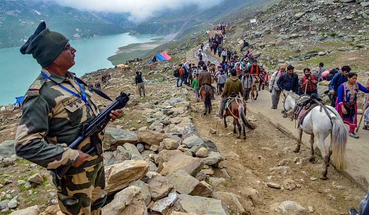 अमरनाथ यात्रा के दौरान श्रद्धालुओं को मौसम से लेकर सुरक्षा तक तमाम दिक्कतें उठानी पड़ती हैं