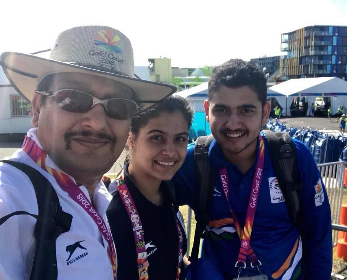 2018 कॉमनवेल्थ गेम्स के दौरान शूटर मनु भाकर और अनीश भानवाला के साथ जसपाल राणा
