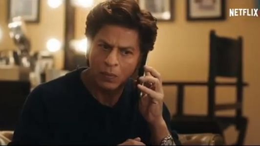 शाहरुख खान वीडियो में एक रोल के लिए बात करते दिख रहे हैं