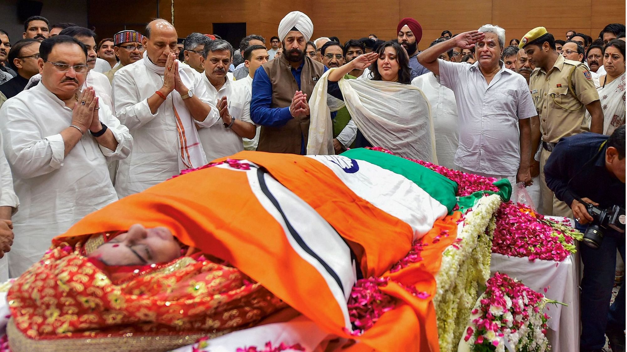 Sushma Swaraj’s Funeral Photos and Videos Live Updates in Hindi: पूर्व विदेश मंत्री सुषमा स्वराज के अंतिम दर्शन के लिए पहुंच रहे लोग