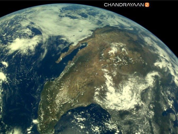 चंद्रयान - 2 ने अपने सफर के तीसरे चरण पूरे होने के बाद ली गई धरती की तस्वीरें भेजी हैं 