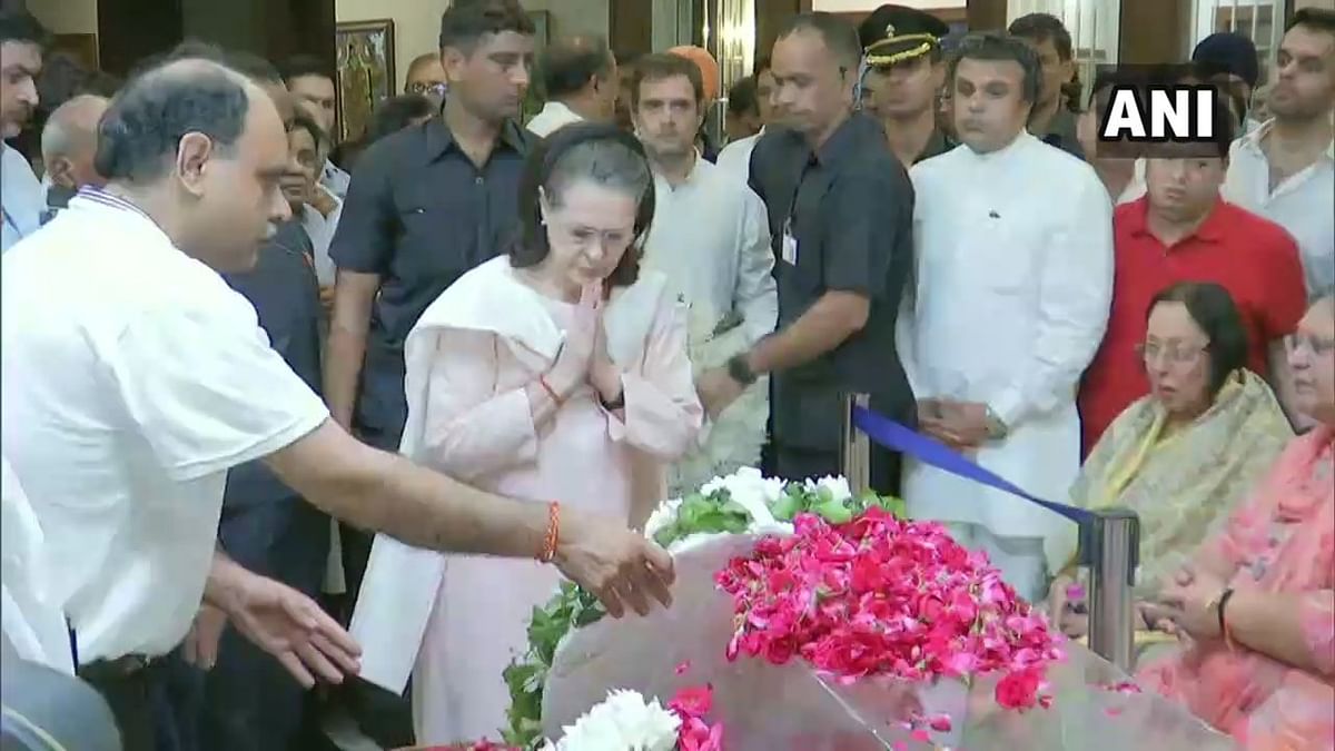 सोनिया गांधी ने शोक व्यक्त करते हुए कहा कि सार्वजनिक जीवन में उनके योगदान को हमेशा याद किया जाएगा.