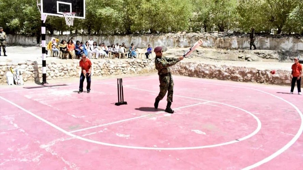 लेह में बच्चों के साथ क्रिकेट खेलते धोनी