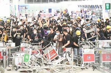 हांगकांग : पुलिस ने प्रदर्शनकारियों पर छोड़े आंसूगैस के गोले