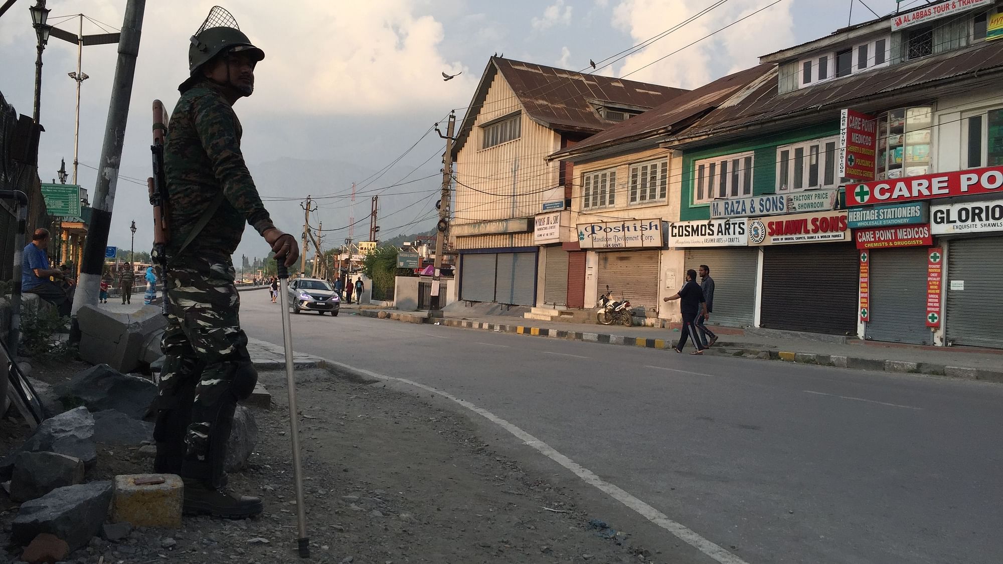जम्मू-कश्मीर में चप्पे-चप्पे पर खड़े सुरक्षाकर्मी
