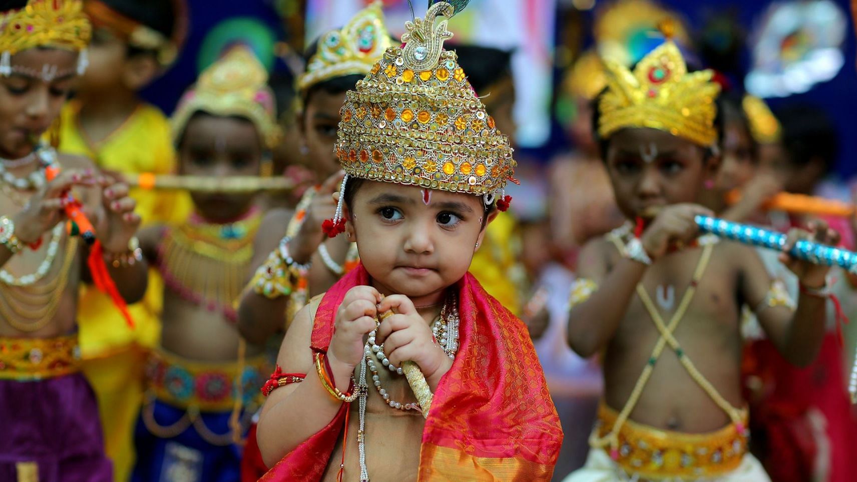 हैदराबाद में जनमाष्टमी के मौके पर कृष्ण के अवतार में तैयार हुए बच्चे