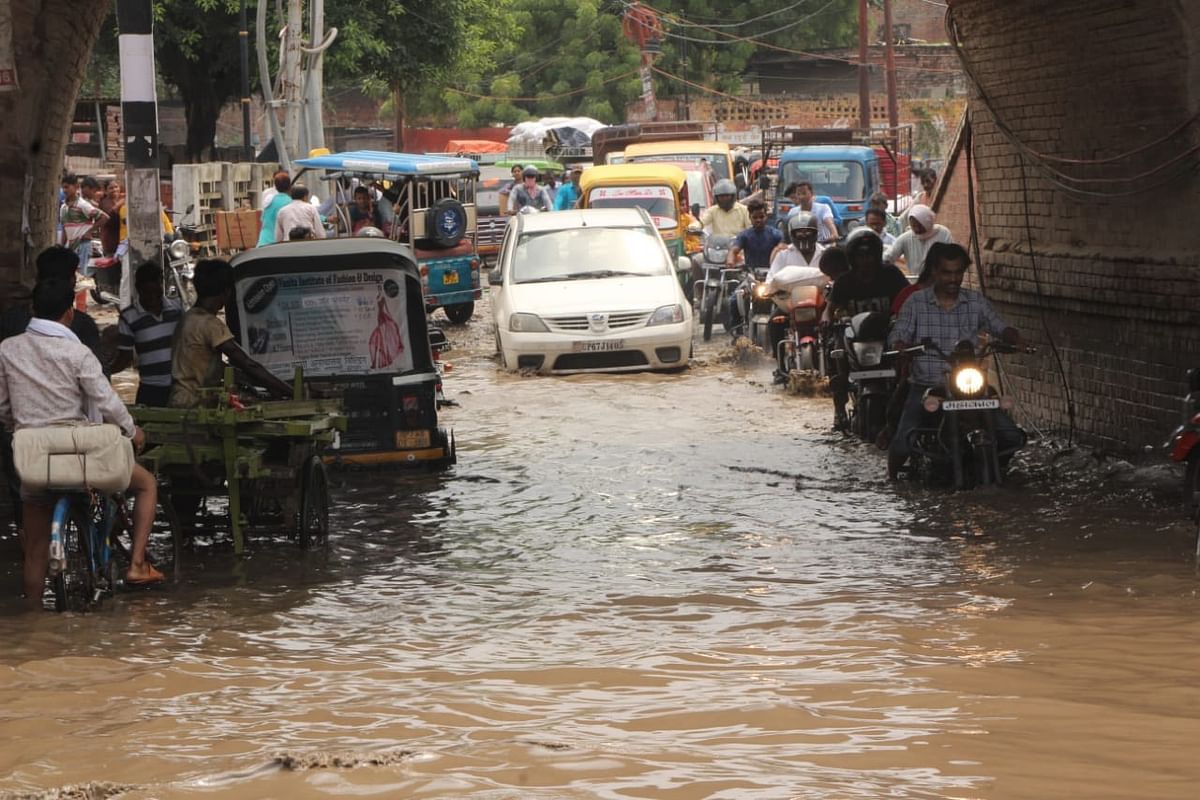 गंगा का पानी बढ़ने से ज्यादातर घाट डूब गये हैं. शहर में जगह-जगह जल भराव से सड़कों पर चलना दूभर हो गया है.