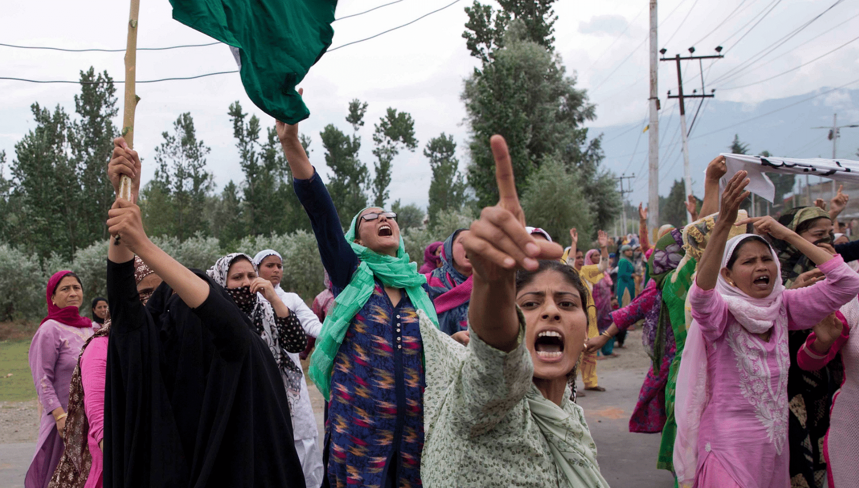 कश्मीर में आर्टिकल 370 हटाने के फैसले का विरोध करती महिलाएं&nbsp;