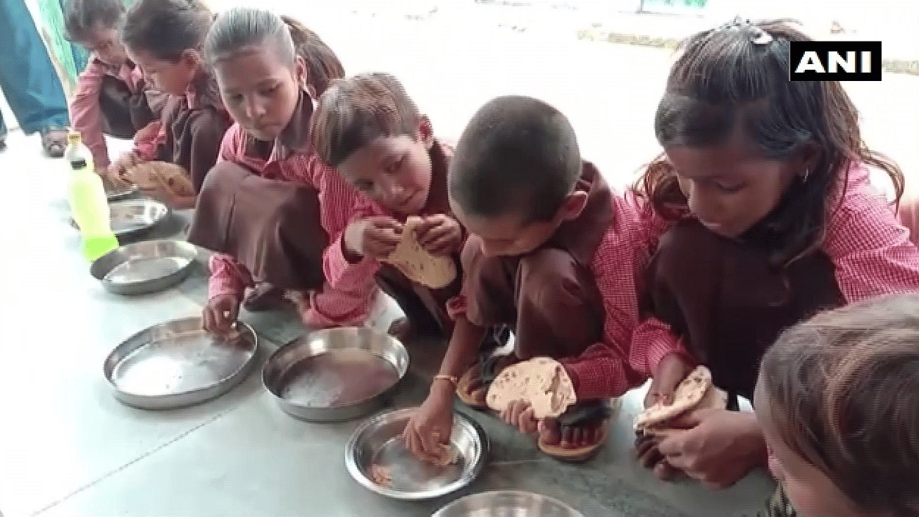 नमक से रोटी खाते बच्चे