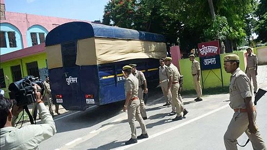 मोदी सरकार ने जम्मू-कश्मीर की जेलों में बंद 26 बंदियों को आगरा शिफ्ट कर दिया