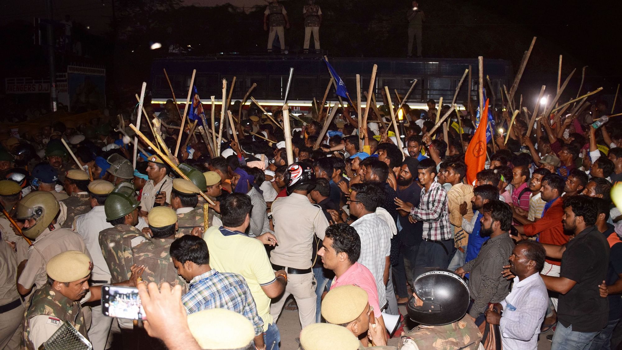 दिल्ली में दलितों का विरोध प्रदर्शन हुआ हिंसक, पुलिस ने किया हल्का लाठीचार्ज&nbsp;