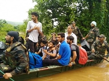 बाढ़ ग्रस्त इलाके में सेल्फी लेते नजर आए महाराष्ट्र के मंत्री