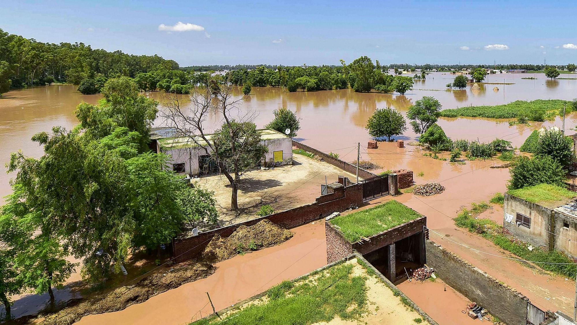 पंजाब और हरियाणा के कई हिस्सों में बाढ़ जैसी स्थिति बनी हुई