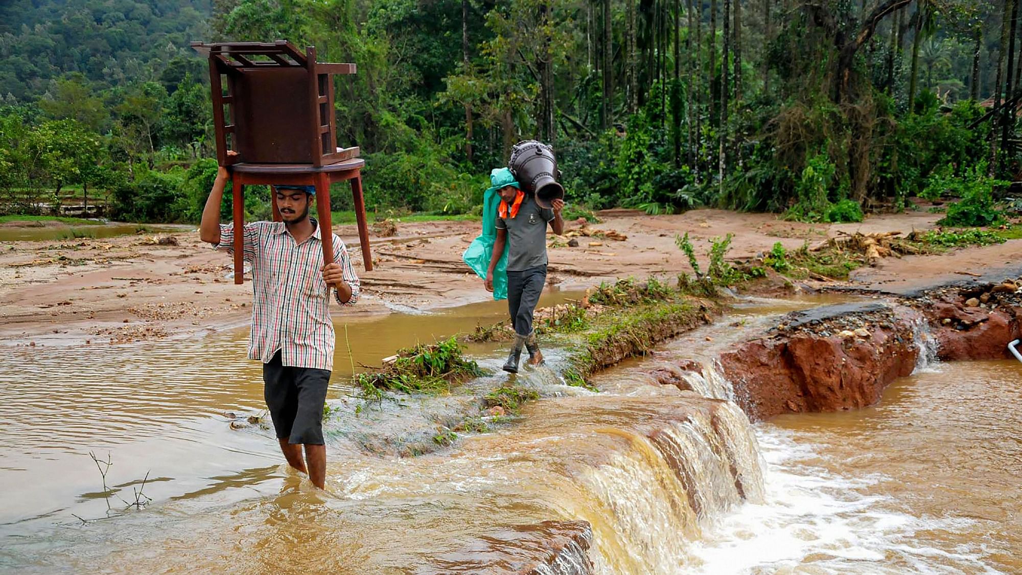 केरल, कर्नाटक और महाराष्ट्र सहित देश के कई राज्यों में बाढ़ का कहर