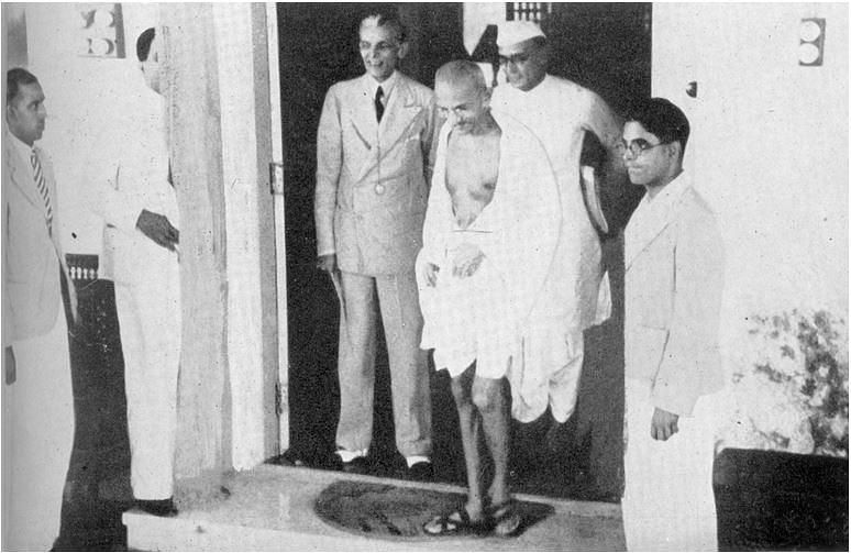  इतिहास इन तीनों ही आरोपों से गांधी को बाइज्जत बरी करता है  