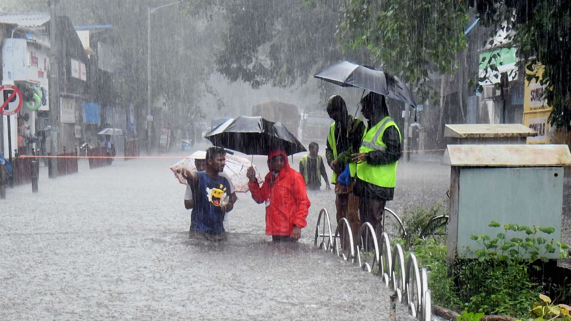 मुंबई में भारी बारिश के बाद  एनडीआरएफ ने भी संभाला मोर्चा
