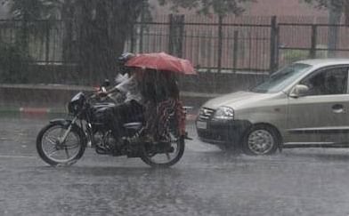 <div class="paragraphs"><p>Weather Update: दिल्ली में मौसम फिर लेगा करवट, 2 दिनों में भारी बारिश की संभावना</p></div>